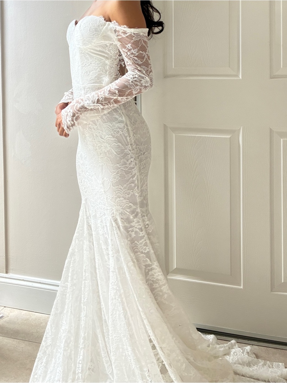 Off-Shoulder White Lace Mermaid Wedding Gown